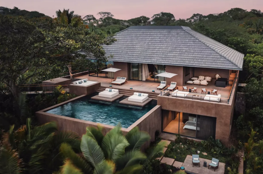 alberca y fachada villas de lujo en Riviera Nayarit